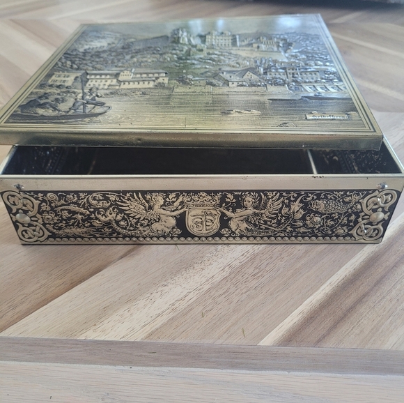 2 Vintage Embossed Tin Boxes - Rembrandt, Old World Castle, Europe, Musketeers - Picture 11 of 13